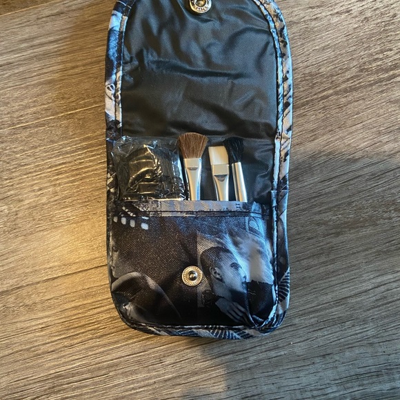 Traveler’s Make-up Case - Picture 8 of 12